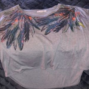 Short sleeve shirt with feather and sequins